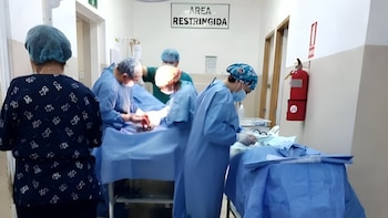 Médicos operan a paciente en