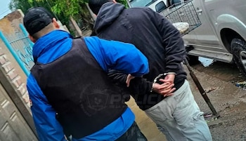 El allanamiento se realizó en una vivienda de Centenario, donde fue aprehendido un joven de 24 años (Gentileza)