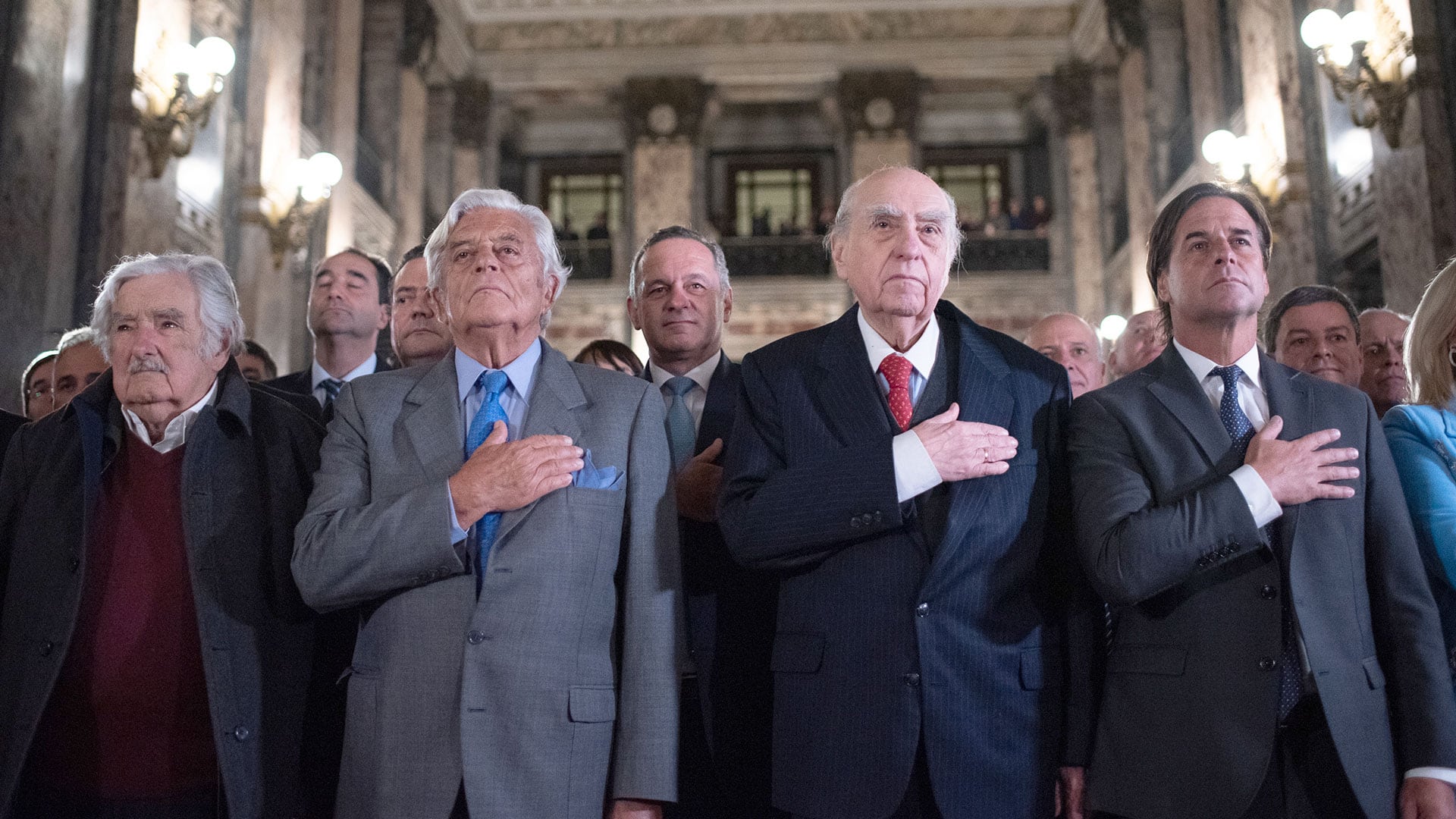 El 26 de junio de 2023, los expresidentes uruguayos José Mujica, Luis Lacalle Herrera y Julio María Sanguinetti, y el entonces mandatario, Luis Lacalle Pou, en una sesión extraordinaria de la Asamblea General de Uruguay, por los 50 años del comienzo de la dictadura cívico-militar (1973 - 1985) EFE/ Gianni Schiaffarino