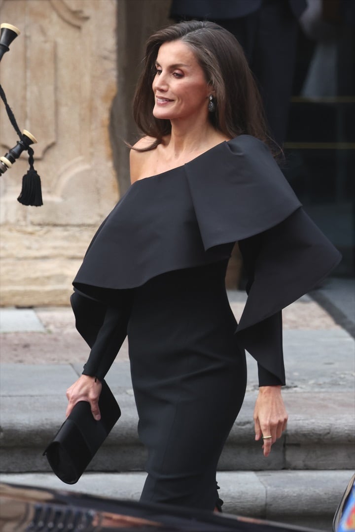 La reina Letizia a la salida del Hotel Reconquista para dirigirse al Teatro Campoamor ante la ceremonia de entrega de los 'Premios Princesa de Asturias 2024', a 25 de octubre de 2024, en Oviedo, Asturias (España) (José Ruiz / Europa Press)