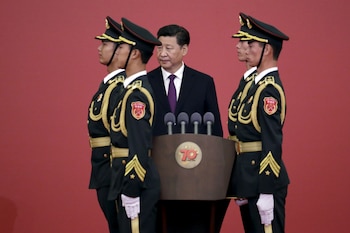 Xi Jinping entre dos soldados de la guardia de honor durante una ceremonia en Beijing (REUTERS/Jason Lee/archivo)