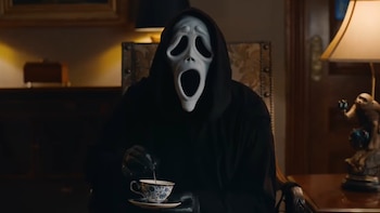 Anna Faris y Regina Hall protagonizan el tráiler final de Scary Movie 6