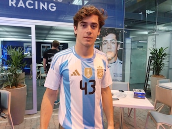 Franco Colapinto con la camiseta
