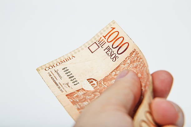 Billetes de mil pesos colombianos - crédito iStock