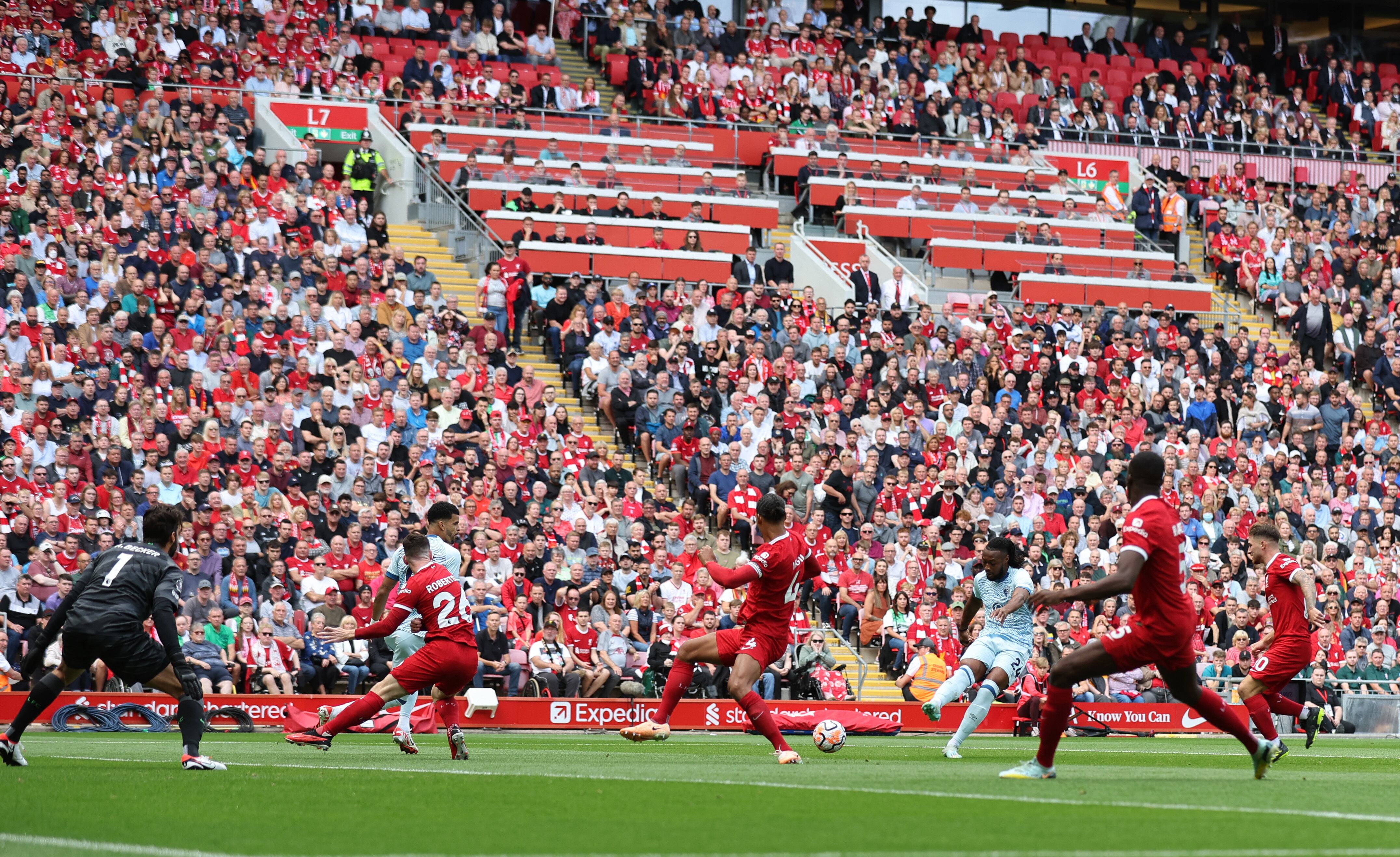 Momento donde Antoine Semenyo marca el primer tanto en el último duelo en Anfield Road donde ganó Liverpool por 3-1 pero que comenzó con victoria para Bournemouth - crédito David Klein / REUTERS 