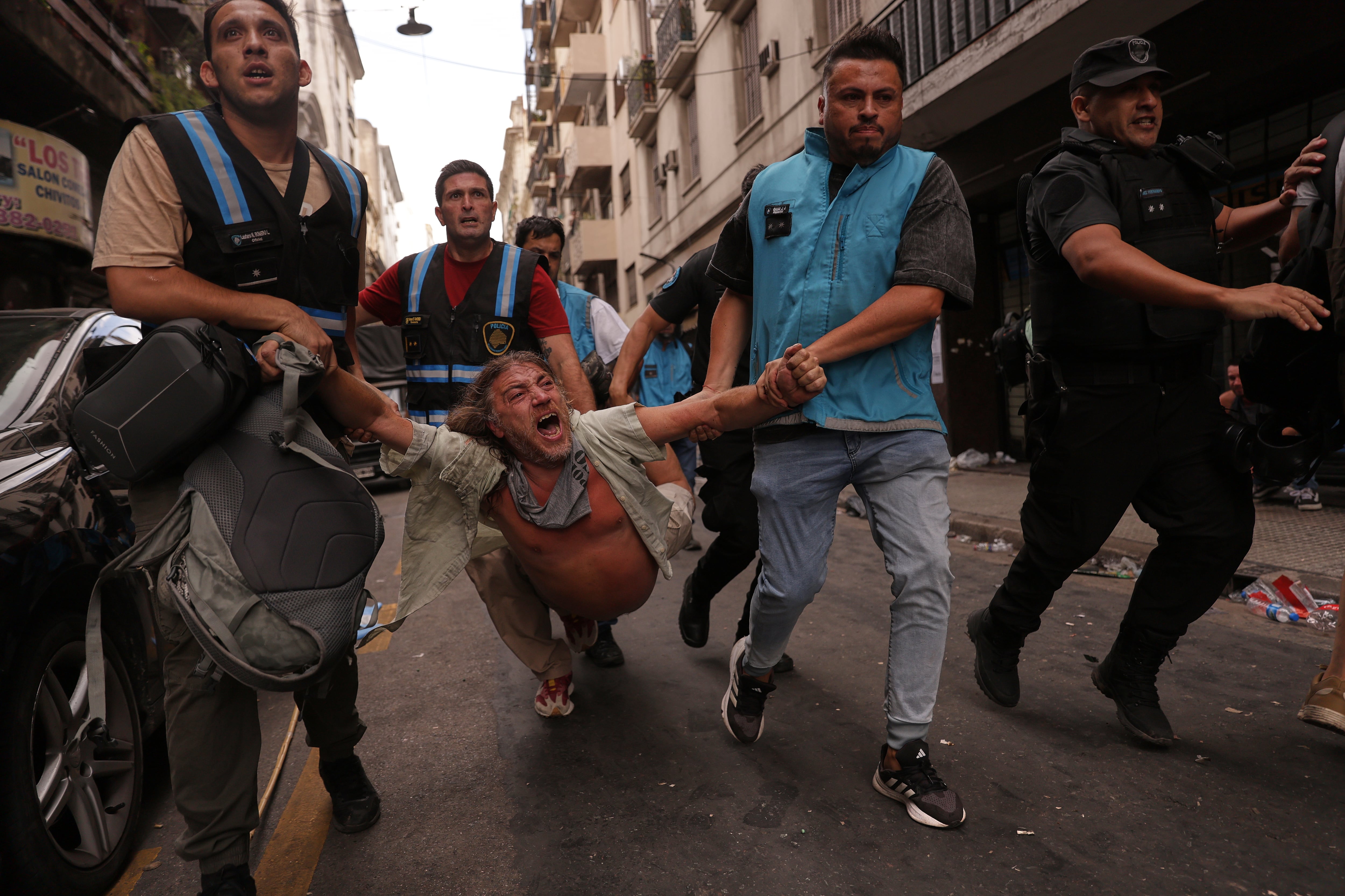 Un manifestante detenido por la Policía de la Ciudad