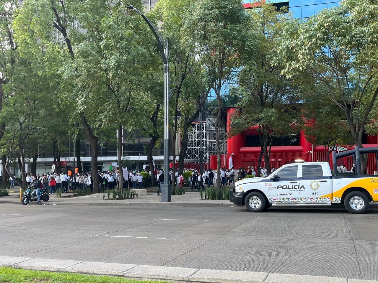 La circulación en los carriles centrales de Reforma quedó cerrada en dirección a Hidalgo, a la altura de Insurgentes, desde las 8:15 de la mañana debido a la presencia de manifestantes pertenecientes a CFE (Cortesía)