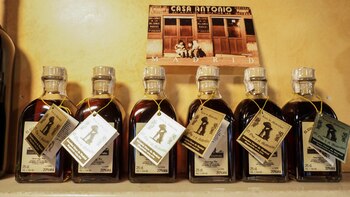 Botellas de licor de madroño