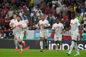 Manuel Akanji, 3ro de izquierda