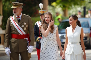ZARAGOZA, 07/07/2023.- Los reyes Felipe y Letizia junto a la princesa Leonor (c) a su llegada a la entrega de despachos a los nuevos oficiales del Ejército de Tierra, este viernes en la Academia General Militar de Zaragoza. EFE/ Javier Cebollada