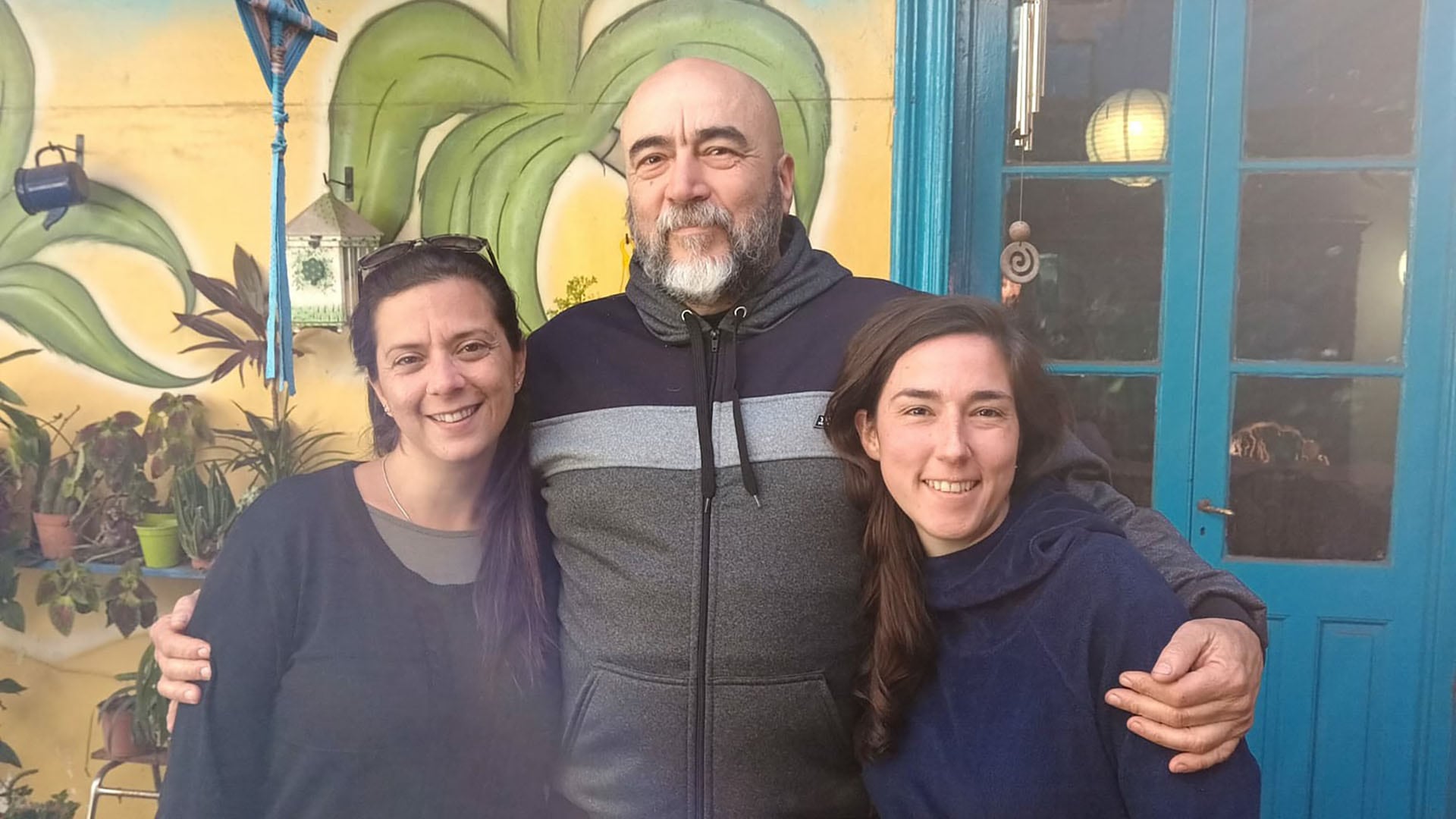 Marcelo y sus hijas mayores, Aymará y Aylén. “Le pedimos a la jueza María José Campanella que no nos condene a no volver a ver a L.”, dicen