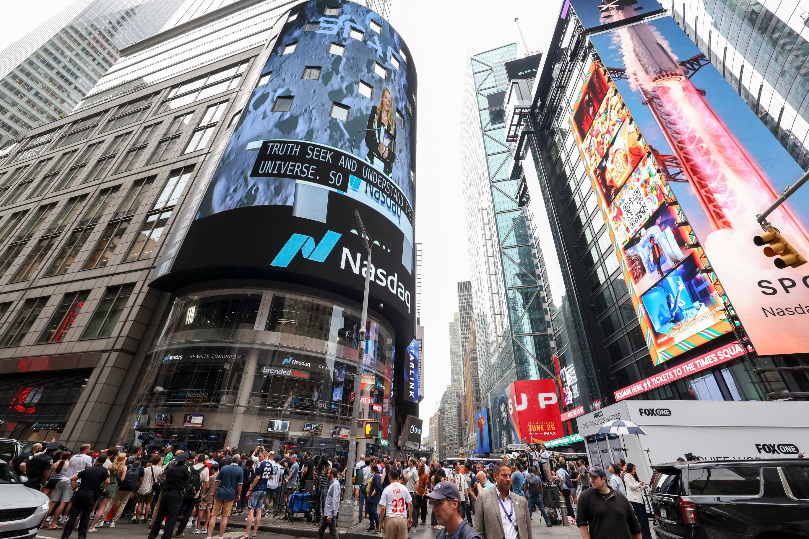 Fotografía de archivo en la que se captaron las pantallas del índice bursátil tencológico Nasdaq, en Times Square (NY, EE.UU.). EFE/Sarah Yenesel