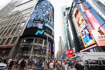 Fotografía de archivo en la que se captaron las pantallas del índice bursátil tencológico Nasdaq, en Times Square (NY, EE.UU.). EFE/Sarah Yenesel