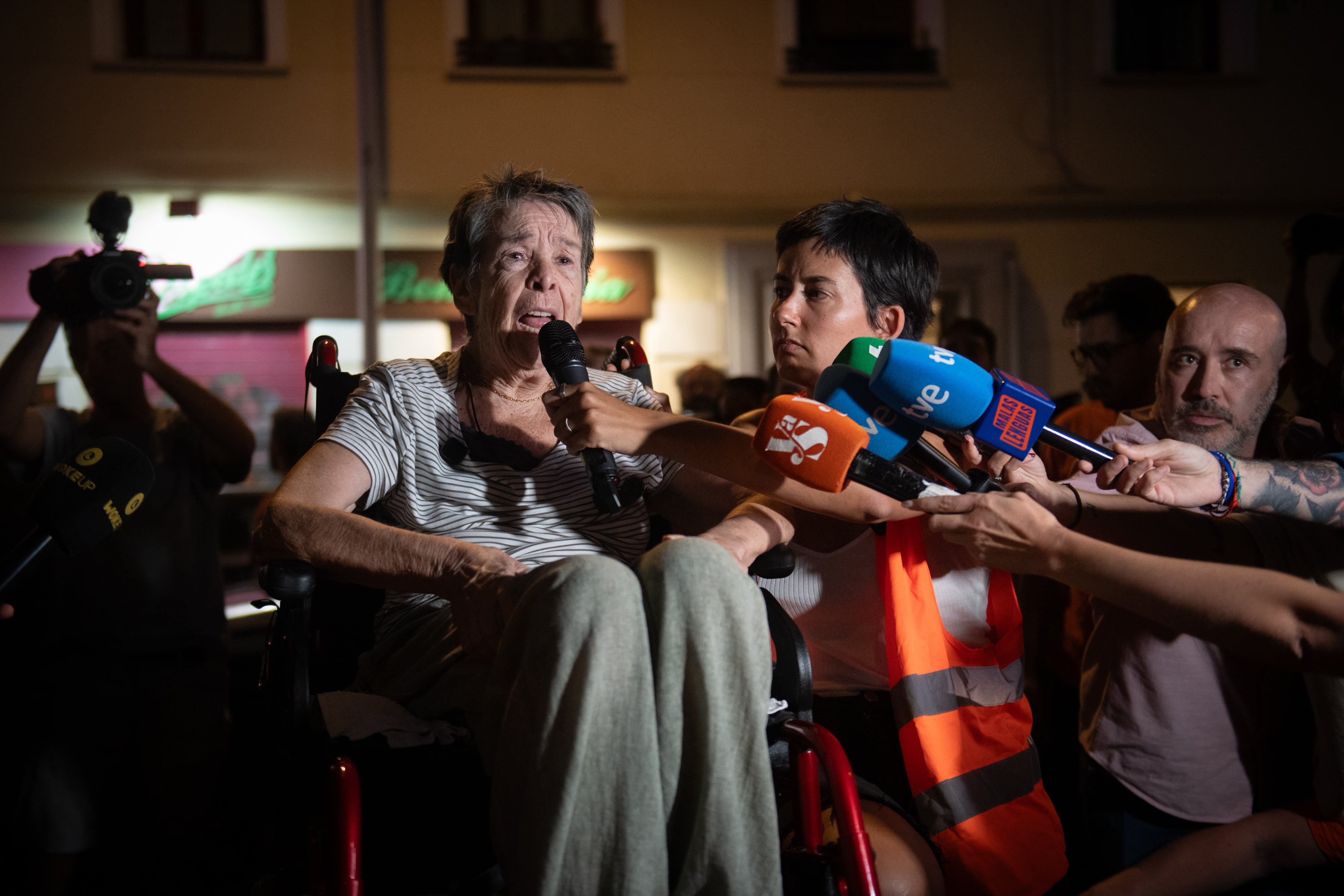 Maricarmen atiende a los medios de comunicación durante una concentración bajo el lema ‘Maricarmen se queda’, a 22 de septiembre de 2026, en Madrid (España). (Fernando Sánchez/Europa Press)