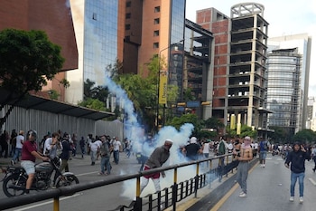 Un manifestante devuelve un bote