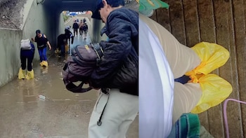 Lluvia en Lima despierta la creatividad para generar ingresos: hombre vende bolsas para cruzar la vía peatonal del puente Alipio