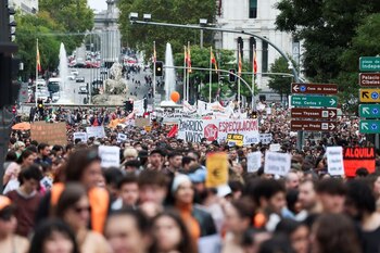Personas protestan para exigir una