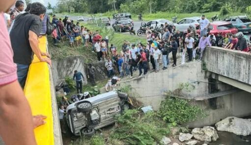 Una camioneta Toyota cayó desde un puente de más de dos metros tras perder el control por causas investigadas - crédito Redes sociales