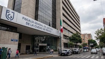 Mujer protesta y se desangra en la entrada de la Fiscalía CDMX, colectivo acusa falta de atención