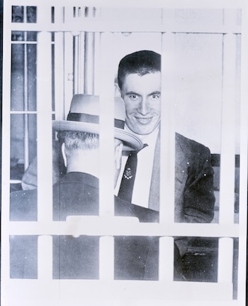 Graham en prisión mientras esperaba