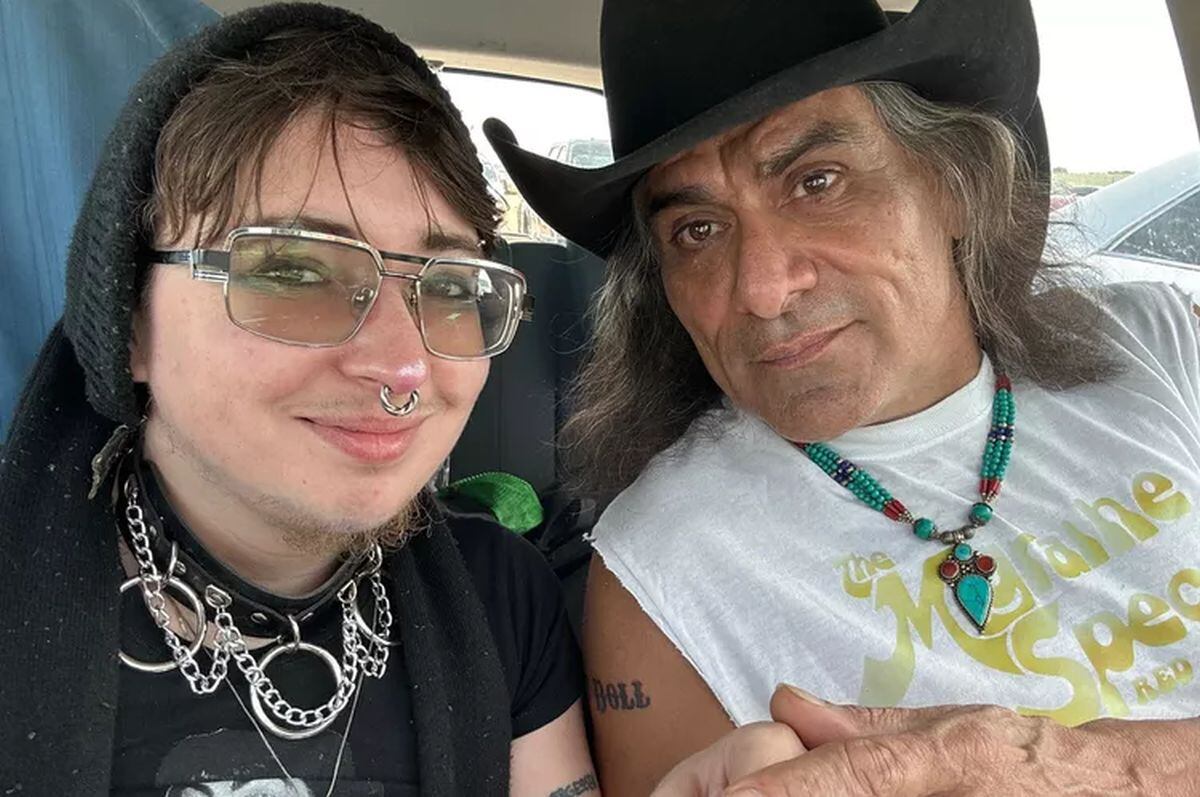 La pareja había reportado múltiples amenazas a las autoridades durante dos años, incluyendo la quema intencional de su vivienda familiar (Facebook/Jonathan Joss)