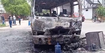 El autobús quedó completamente destruido tras ser consumido por las llamas. (FOTO: La Tribuna)