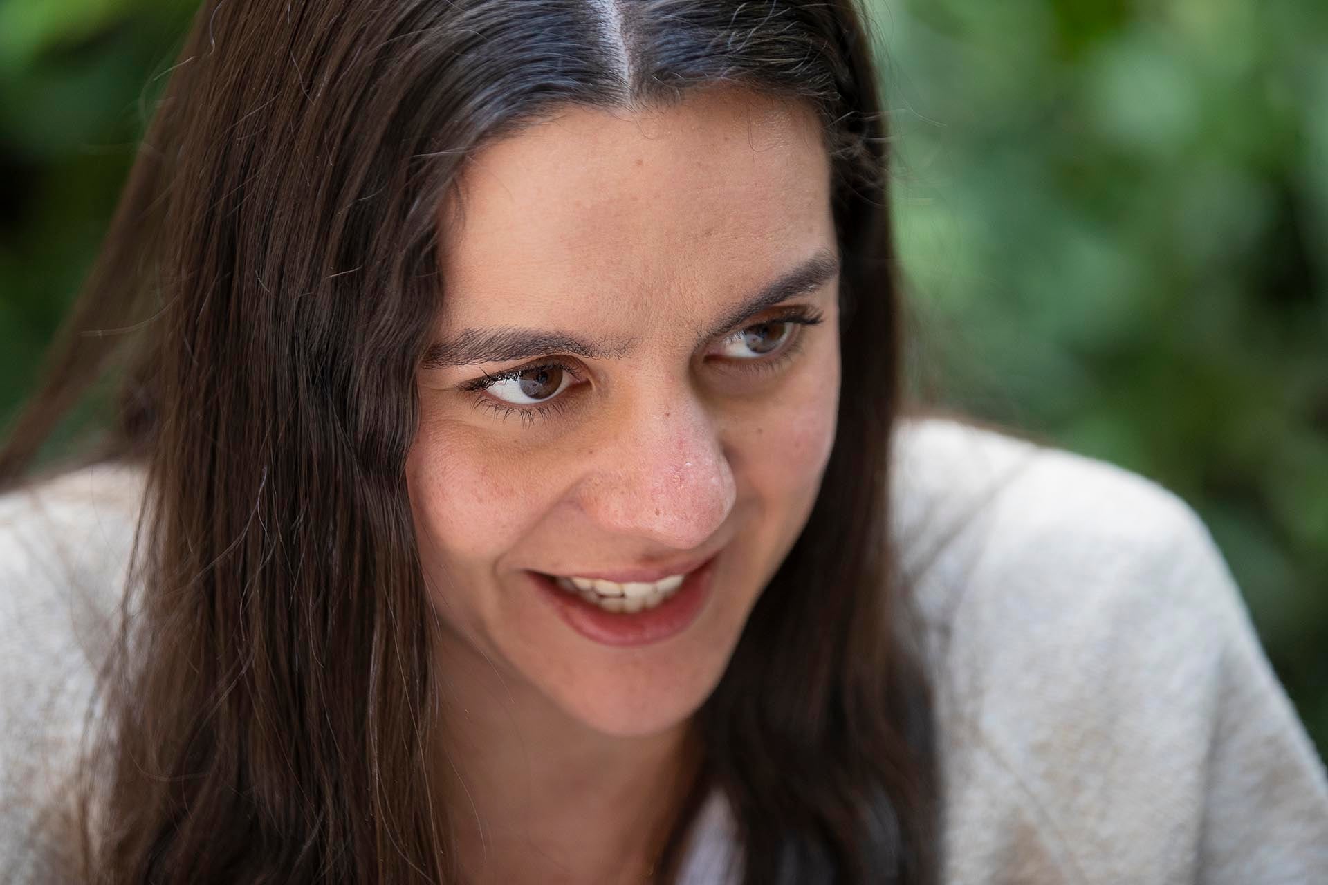 La cantante canaria Valeria Castro sonríe mientras posa para un retrato cercano, destacando su naturalidad y carisma