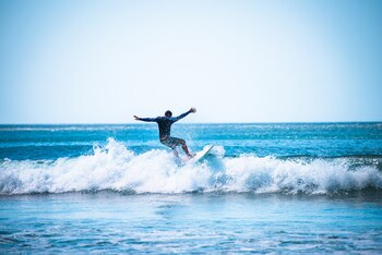 Disfrutar con los surfistas cuando