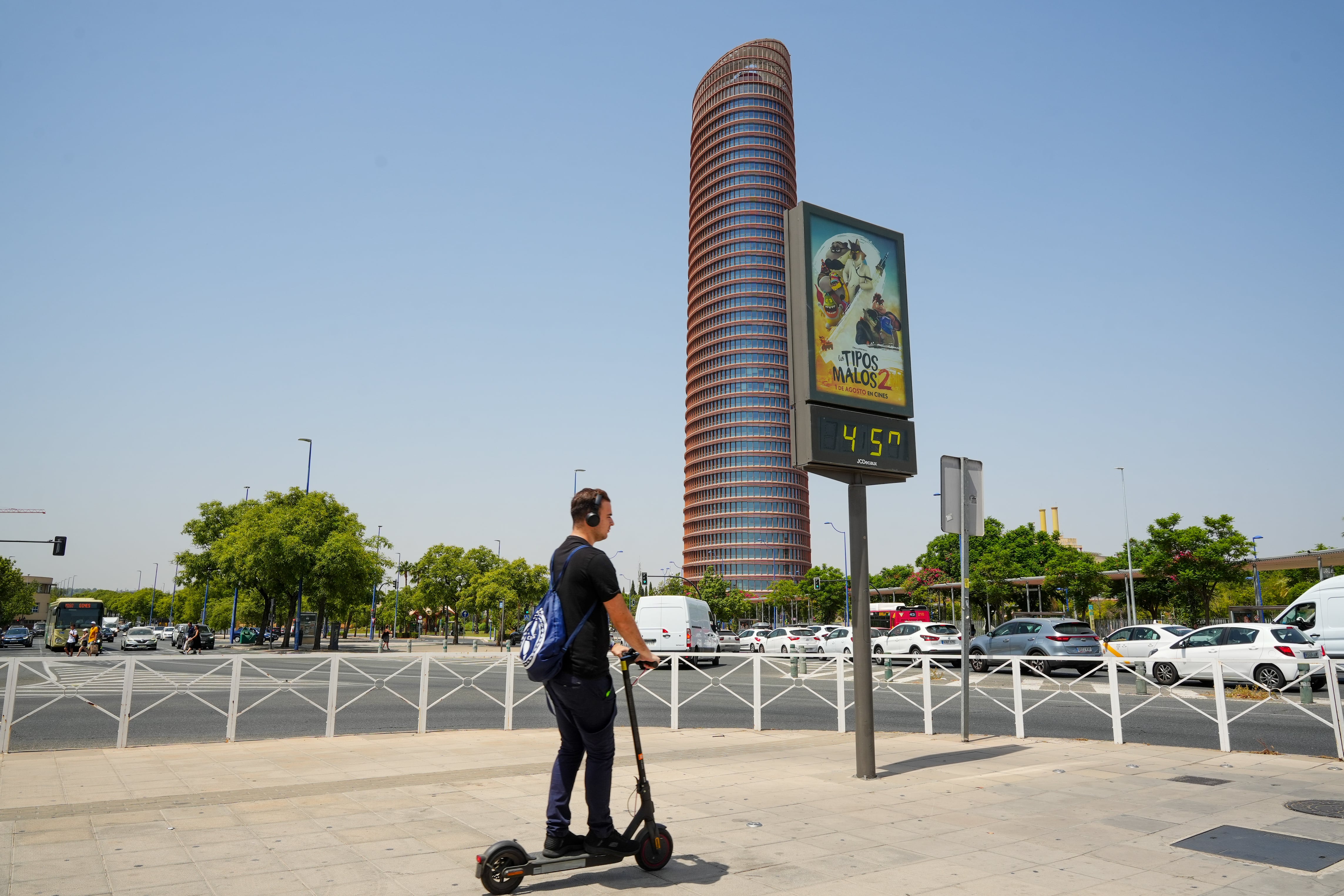 (Foto de ARCHIVO)Ciclista por las calles de Sevilla en plena ola de calor. (Francisco J. Olmo / Europa Press)