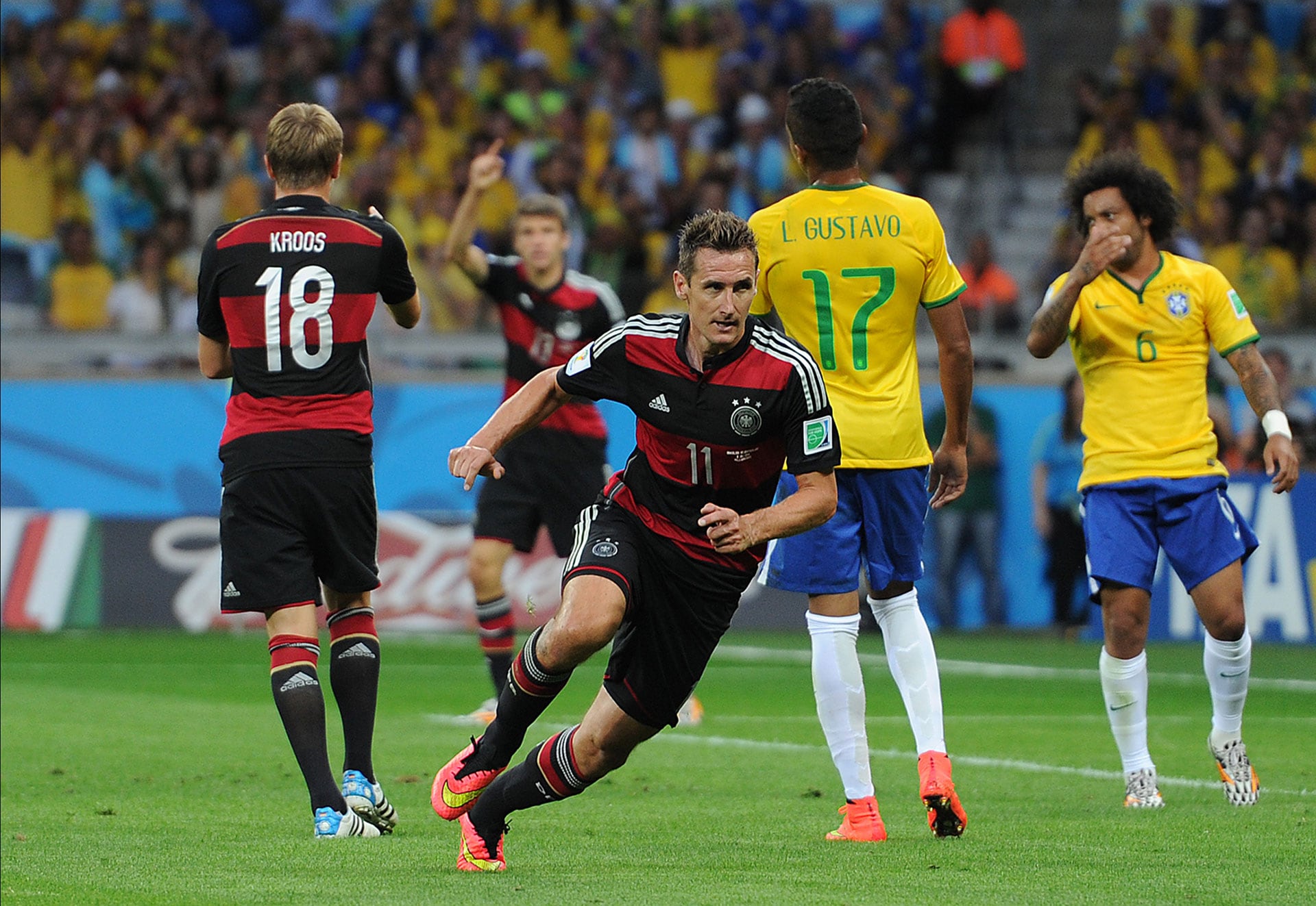 Miroslav Klose festeja uno de los siete goles que le convirtió Alemania a Brasil en las semifinales del Mundial 2014 (Chris Brunskill Ltd/Corbis via Getty Images)