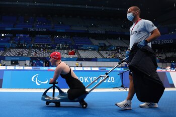 La británica Ellie Challis se retira de la zona de competencia luego de su actuación en natación