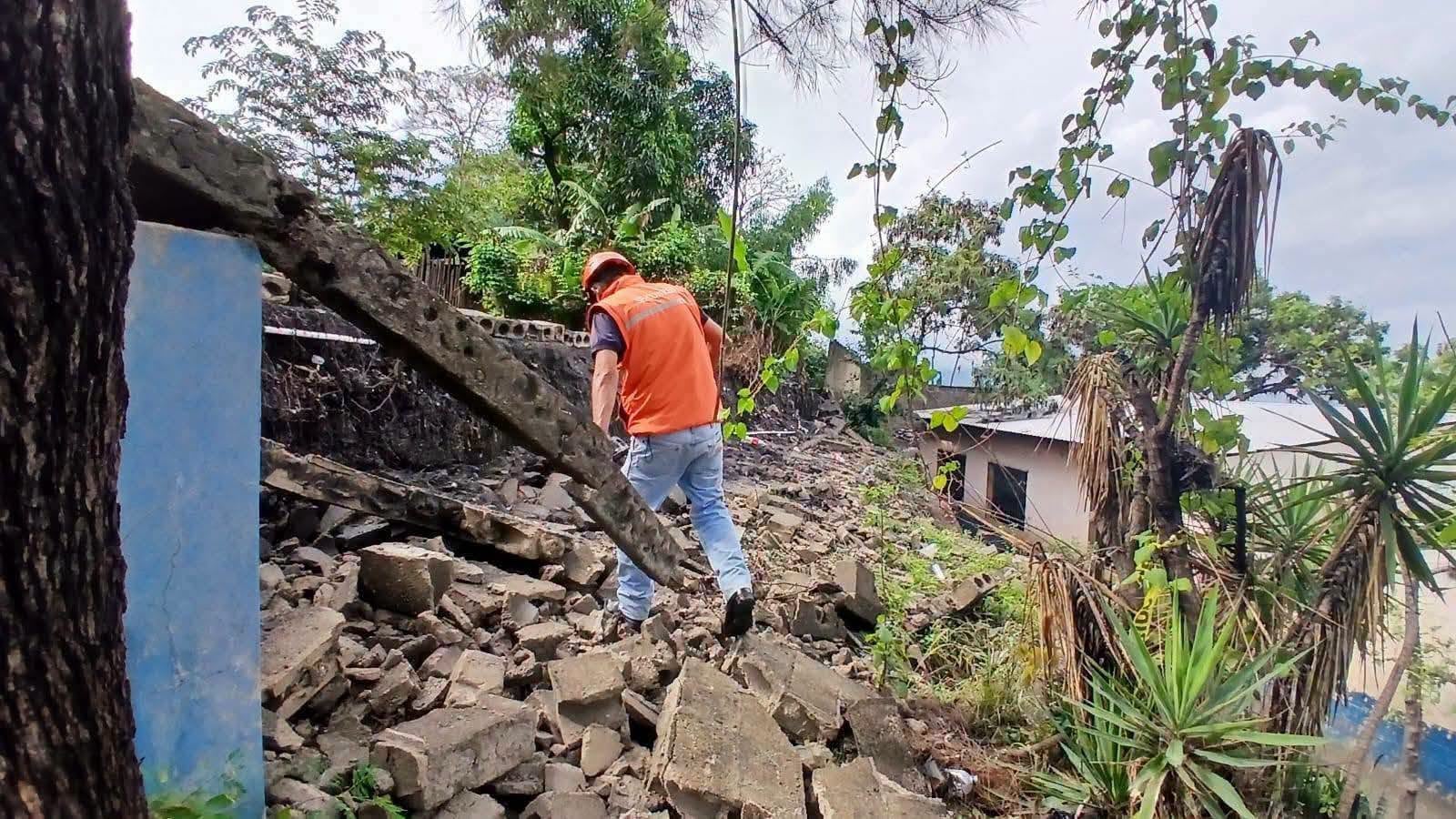 Técnicos de la Conred evaluaron los daños en el establecimiento educativo para coordinar la entrega de asistencia. (Conred)