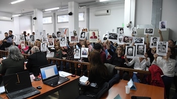 Durante la audiencia contra los seis militares acusados, los familiares de los detenidos desaparecidos durante la Contraofensiva de Montoneros muestran las fotos de las víctimas. El fallo aún no se dio a conocer. (Maximiliano Luna)