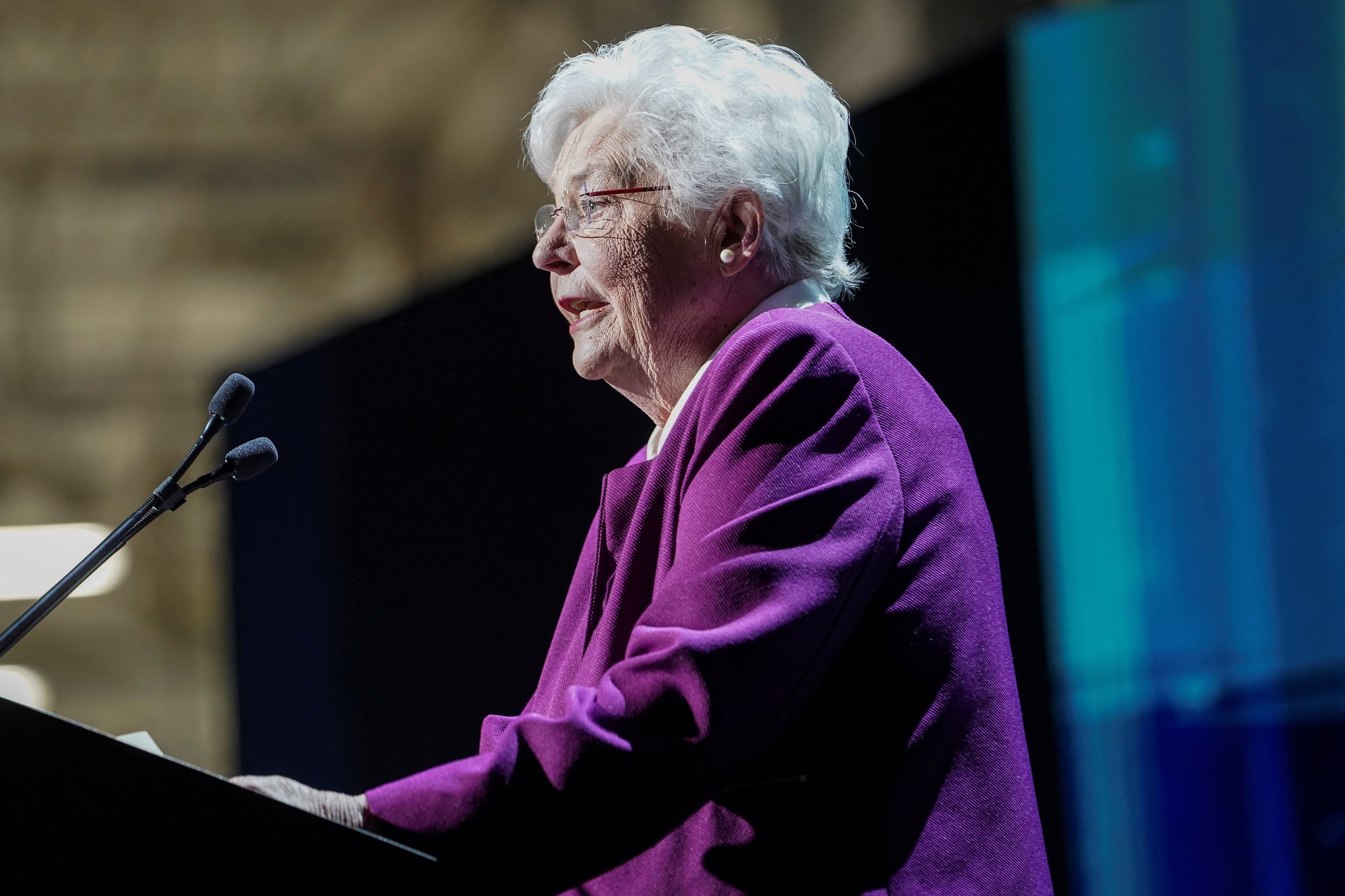 La gobernadora Kay Ivey dispuso la salida obligatoria de turistas y visitantes en el litoral del Golfo de Alabama (REUTERS/Elijah Nouvelage)