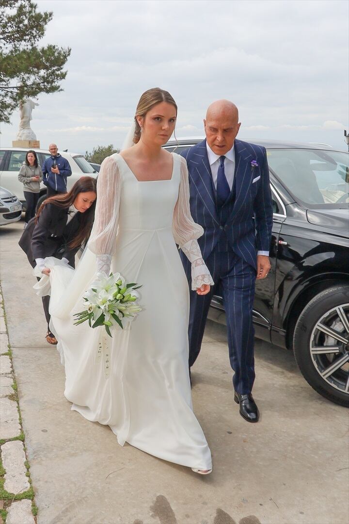 Irene Matamoros llega al Santuario de la Virgen de Araceli para darse el “sí quiero” con Pedro Romero, acompañada por su padre, Kiko Matamoros (Leandro Wassaul / Europa Press)