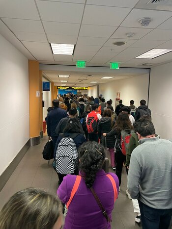 Largas colas en control migratorio.