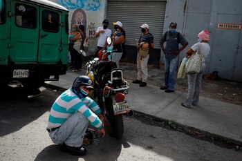Venezolanos con tapabocas en las