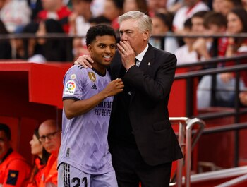 Rodrygo y Ancelotti en un