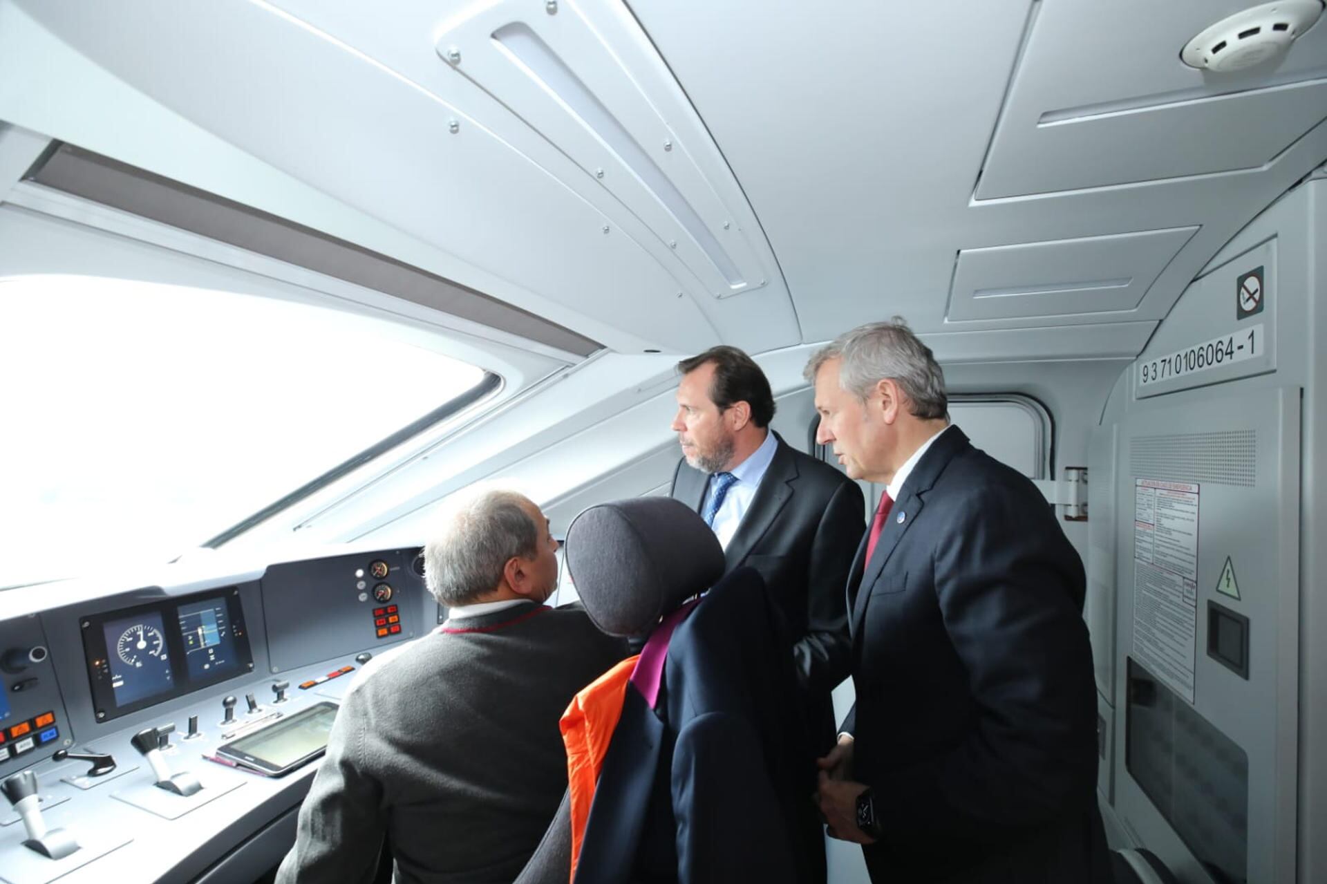 Óscar Puente y el presidente de la Xunta de Galicia, Alfonso Rueda, en uno de los nuevos trenes Avril de Renfe. (EFE)