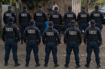 El Ministerio de Seguridad Pública informó que investiga a 116 oficiales por presuntos vínculos con organizaciones criminales en la zona sur del país. (Imagen ilustrativa Infobae)