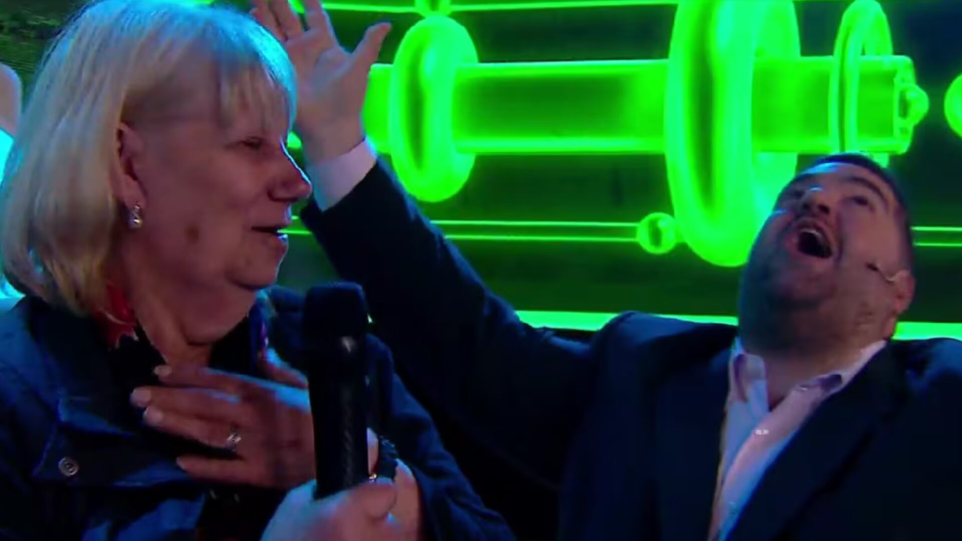 Barassi, fiel a su estilo, se acercó a la tribuna y, entre risas, le dijo: “Señora, le voy a pedir, por favor, que se vaya de mi programa” (¡Ahora caigo!, Eltrece)