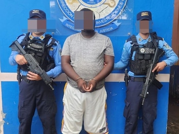 Jeremías TJ Ávila Dilbert fue capturado en La Ceiba como sospechoso del asesinato del abogado Dereck McNeil. (Foto: Policía Nacional)