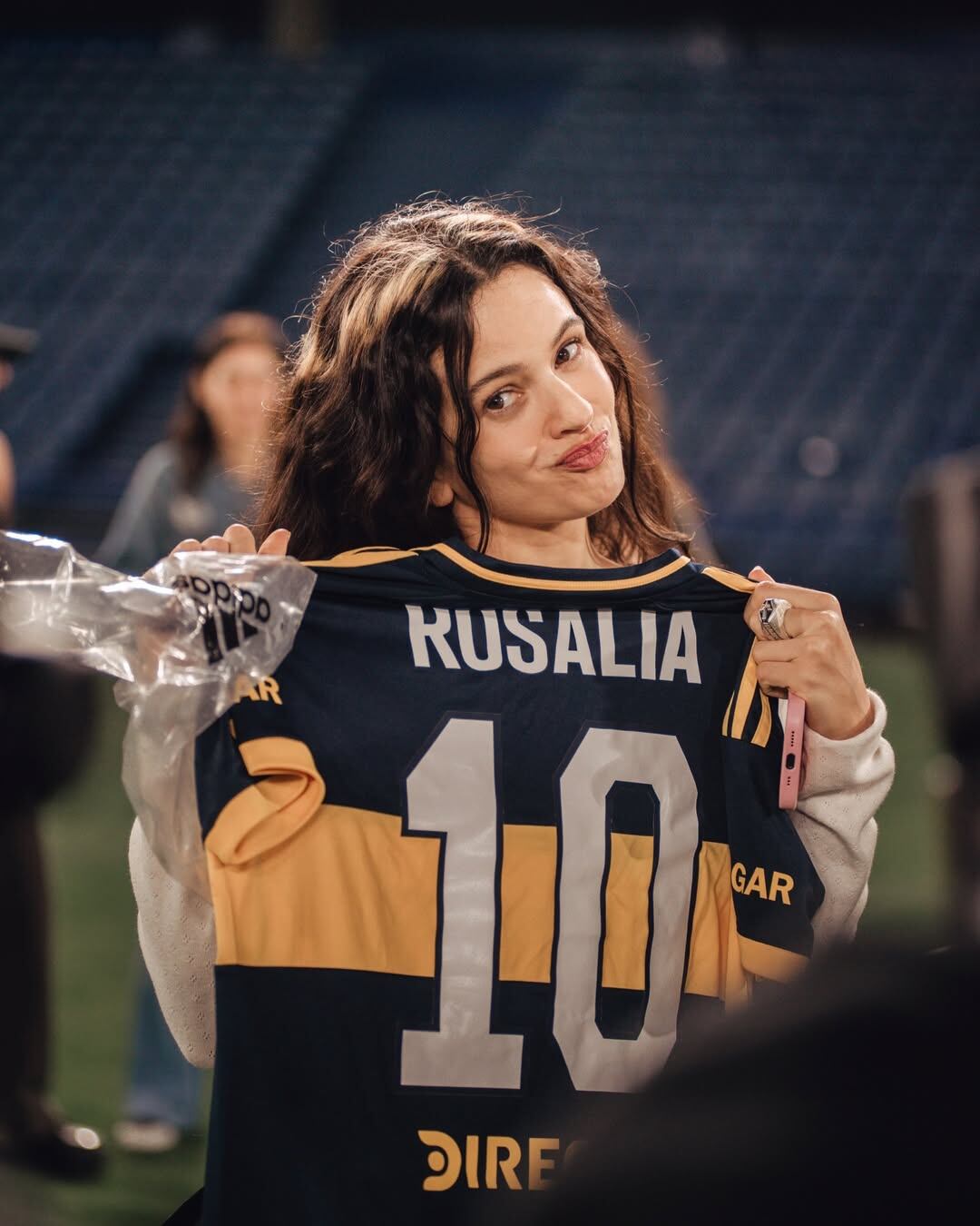 Rosalía posó con la camiseta de Boca Juniors en La Bombonera (Instagram)
