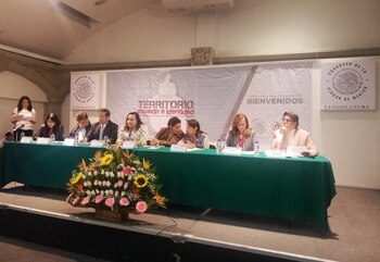 Foro sobre la configuración de las demarcaciones territoriales de la CDMX junto con diputadas del Congreso y expertos.
Foto: Twitter @PUEC_UNAM