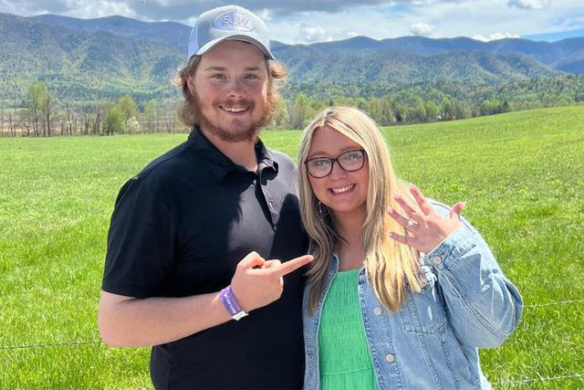 Matthew y Alex tras el anuncio de su boda, antes de iniciar el proceso que se volvió viral. Crédito: Redes sociales/Matthew Coffey