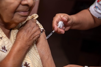 Expertos en salud pública subrayan la importancia de ampliar la vacunación contra el sarampión en adolescentes y adultos, no solo en la infancia. (Cortesía: Ministerio de Salud)