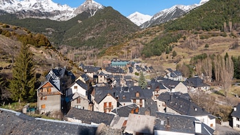 El pueblo donde mejor se come de los Pirineos: famoso por su ternasco, por sus rutas de senderismo y por su récord de bares por habitante