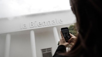 La Bienal de Venecia comienza entre polémicas, renuncias y un regreso al arte contemporáneo