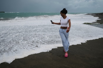 Una mujer camina y usa