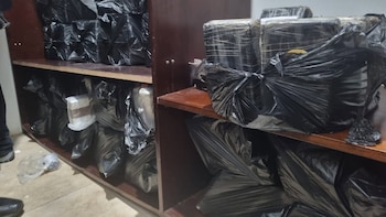 Las autoridades mantienen las diligencias en Pinula tras localizar drogas, vehículos y dinero en efectivo (Foto cortesía PNC)